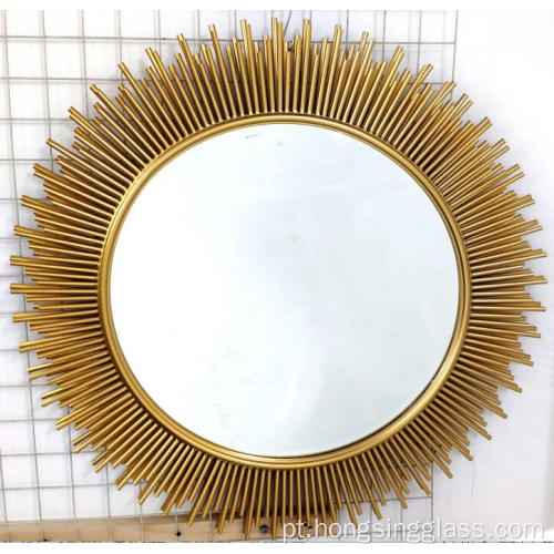 Espelho de metal decorativo dourado em forma de sol